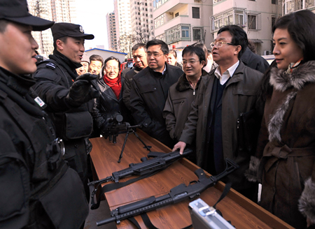 西城警方邀請(qǐng)部分人大代表政協(xié)委員 開(kāi)展警營(yíng)一日活動(dòng)