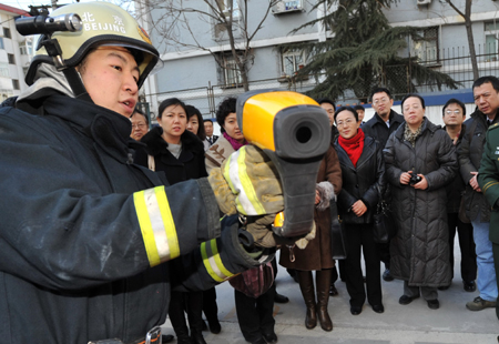 西城警方邀請(qǐng)部分人大代表政協(xié)委員 開(kāi)展警營(yíng)一日活動(dòng)