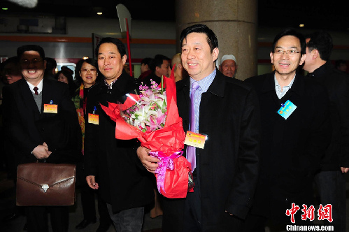 首批京外全國(guó)政協(xié)委員乘火車抵京