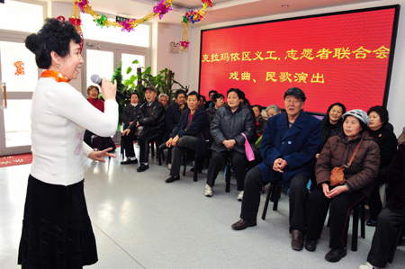 油城老義工為社區(qū)老人演戲
