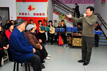 油城老義工為社區(qū)老人演戲