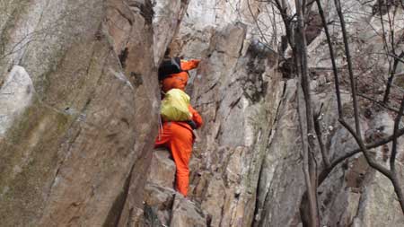攀巖嵩山被困 登封消防27小時生命接力