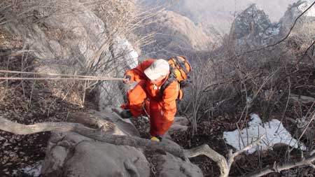 攀巖嵩山被困 登封消防27小時生命接力
