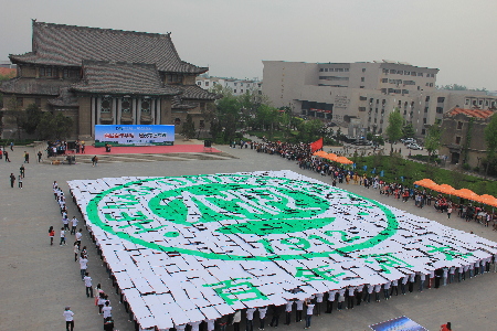 迎接世界地球日 千余名河大學子拼圖倡環保