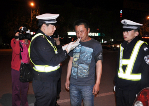 奎屯交警嚴(yán)查酒后駕車 確保道路交通安全