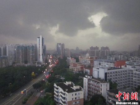 廣州再遭強雷暴雨襲擊 白晝如夜