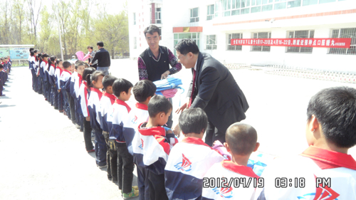 東亞銀行烏魯木齊分行:堅持“傳遞愛心 送好書”