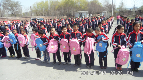 東亞銀行烏魯木齊分行:堅持“傳遞愛心 送好書”