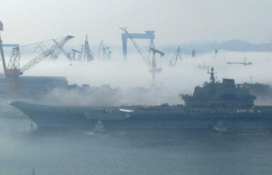 中國(guó)航母平臺(tái)完成11天海試 霧中歸航