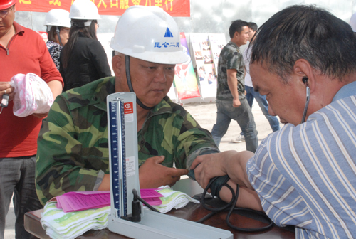 兵團建工師舉辦流動人口計劃生育服務萬里行活動