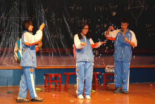 石大第12屆燃?jí)m話劇節(jié)開(kāi)幕 畢業(yè)生用《曾經(jīng)》告別母校