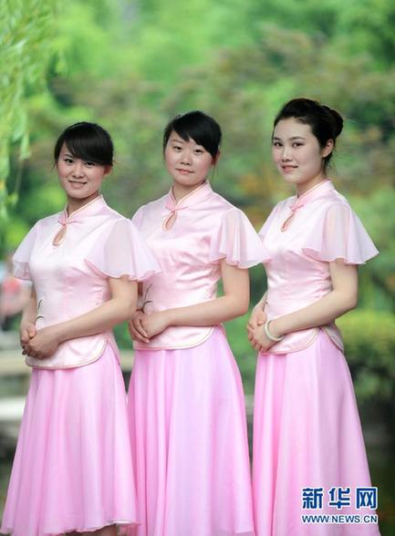 江蘇揚(yáng)州個(gè)園導(dǎo)游換夏裝 化身“蘭花仙子”