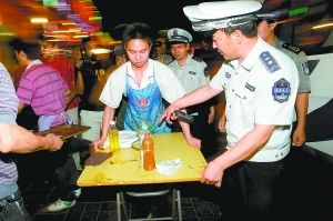 北京高考接考生車輛不限行 警用車位向家長開放
