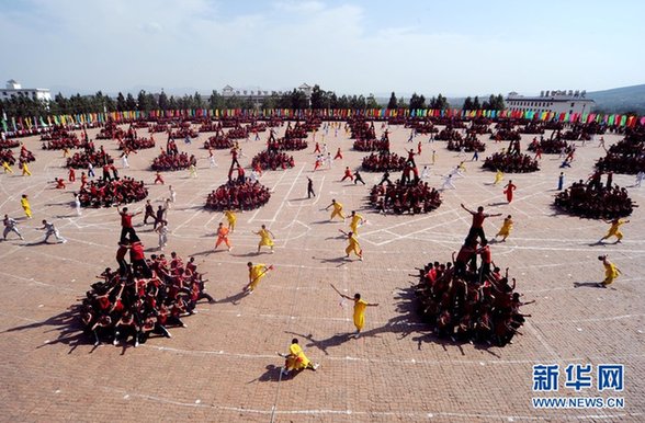 少林寺塔溝武校舉行萬(wàn)人武術(shù)表演 拼出巨幅國(guó)旗圖案