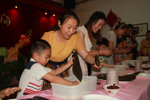 淄博市周村區(qū)幼兒園師生一起包粽子