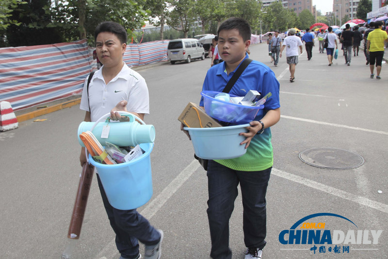 [高清]清華大學報到設“警戒線”新生須獨自入學