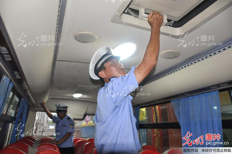 交警對(duì)校車進(jìn)行
