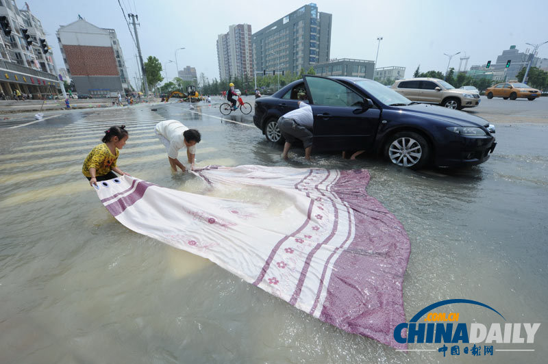 安徽合肥：水管爆裂 居民街頭“蹭水”洗衣洗車(chē)