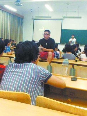 好聲音式選班長(zhǎng)老師火了 海選照片引圍觀(圖)