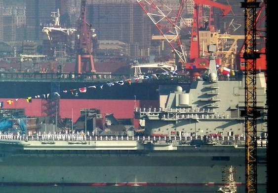 中國(guó)16號(hào)航母掛旗舉行站坡儀式即將服役