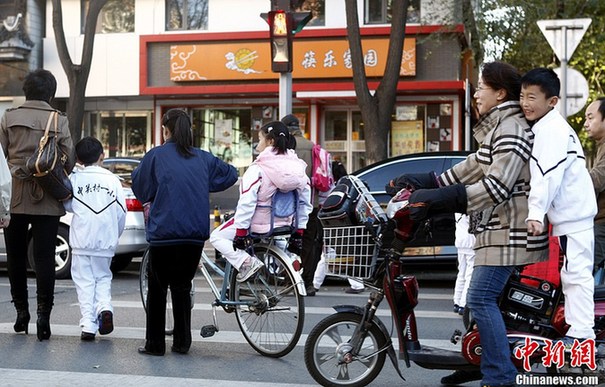 “中國(guó)式接送”引熱議 孩子成長(zhǎng)如此呵護(hù)