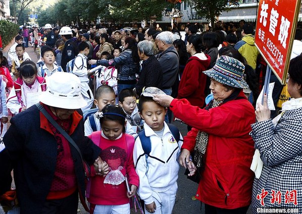 “中國式接送”引熱議 孩子成長如此呵護
