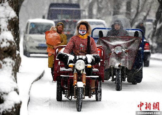 大雪襲烏魯木齊機(jī)場(chǎng) 20多個(gè)航班延誤