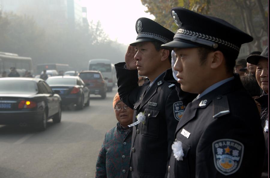 山東辦案遇襲殉職民警黃升追悼會(huì)在徐州舉行