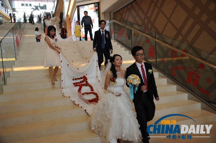南寧一對(duì)新人為婚禮自制520米長(zhǎng)婚紗
