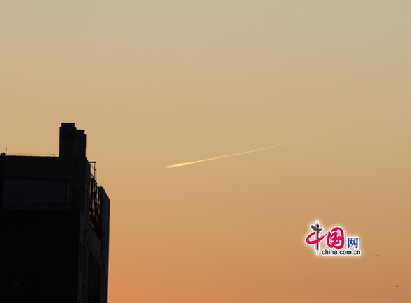 北京西南方向天空出現(xiàn)不明飛行物(高清組圖)