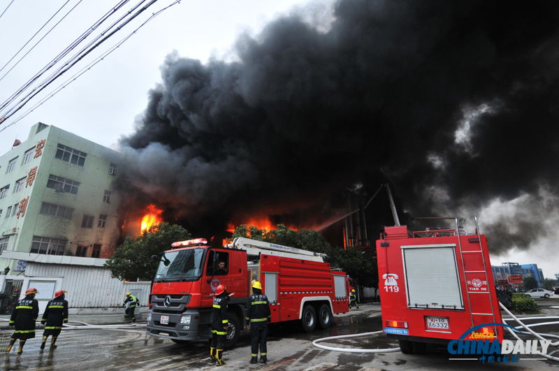 浙江溫州一皮革廠發生火災 現場傳出陣陣爆炸聲