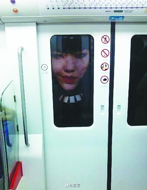 吳莫愁地鐵海報嚇呆乘客 網友：以為她趴在車門外