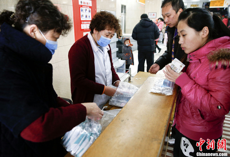北京持續霧霾引發市民搶購口罩