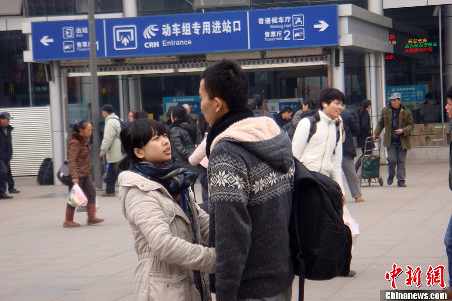 重慶火車站百態(tài) 學生情侶分別最動人