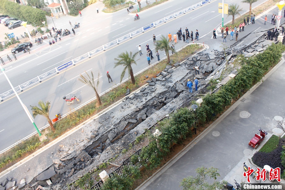 廣西北海地下管道發(fā)生爆炸 掀翻80米路面