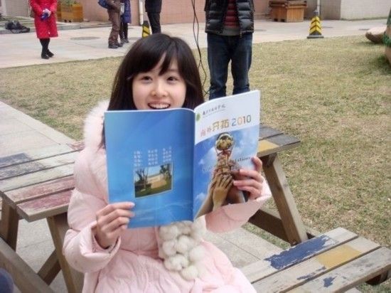 “奶茶妹妹”實習當記者引圍觀 海量生活照曝光