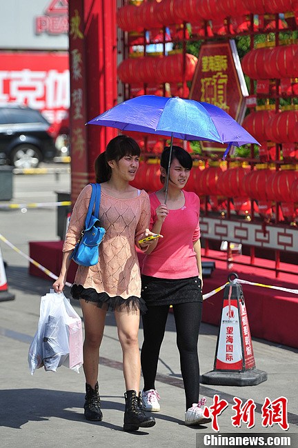 海南氣溫升至30℃ 民眾著夏裝出行