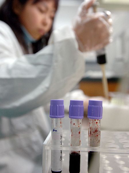 婚姻脆弱催熱親子鑒定 滴血認(rèn)親一再上演