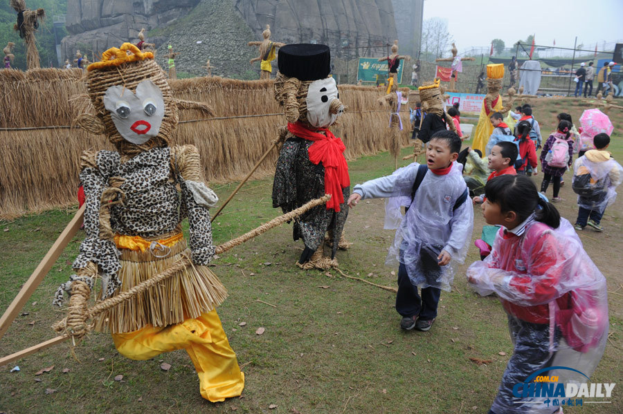 湖南長(zhǎng)沙舉辦稻草人藝術(shù)節(jié)