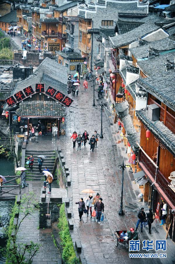 鳳凰古城將啟“收費模式” 游客搶抓“免費尾巴”