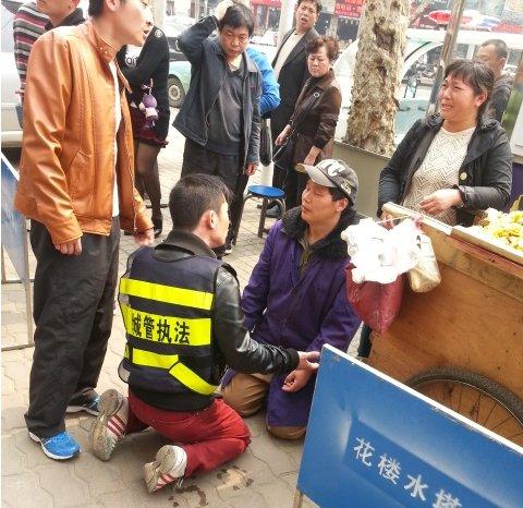新華網(wǎng)評(píng)：城管需不需要下跪的“柔情”？