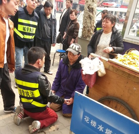 新華網(wǎng)評(píng)：城管需不需要下跪的“柔情”？