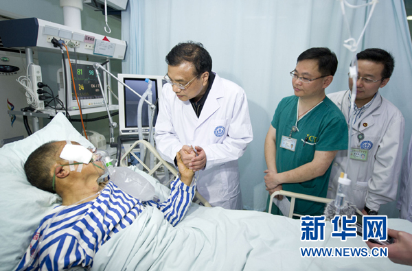 李克強到華西醫(yī)院看望地震危重傷員