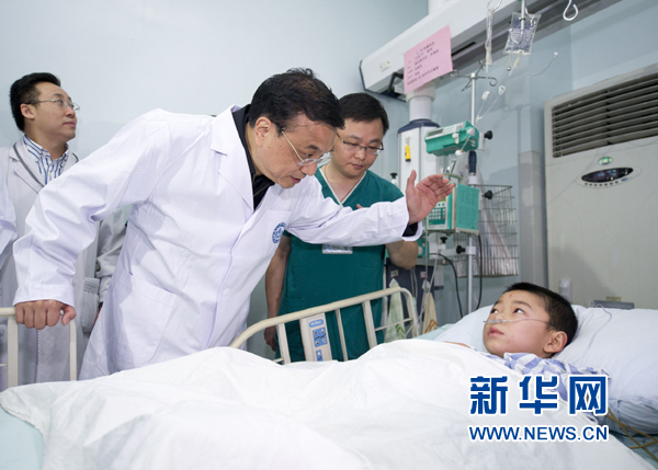 李克強到華西醫院看望地震危重傷員