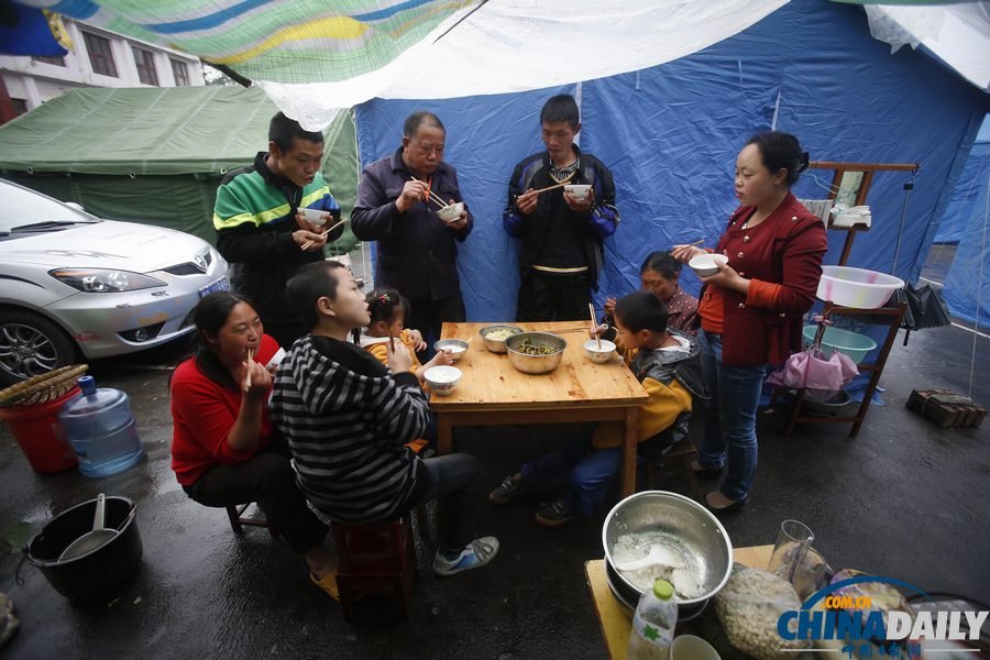 蘆山地震災后現場見聞：家宴