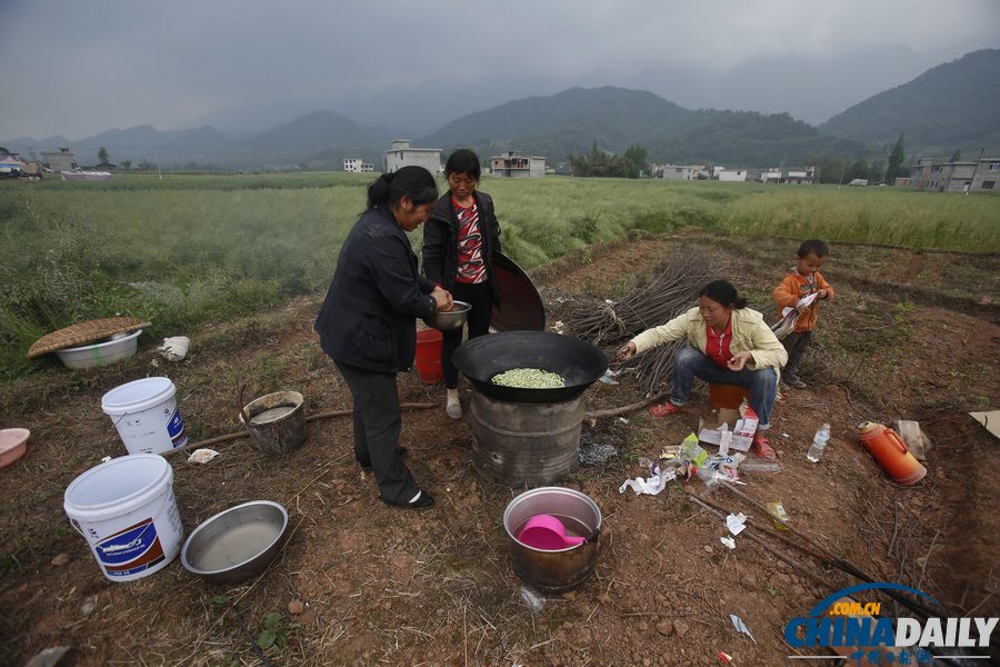 蘆山地震災后現場見聞：家宴