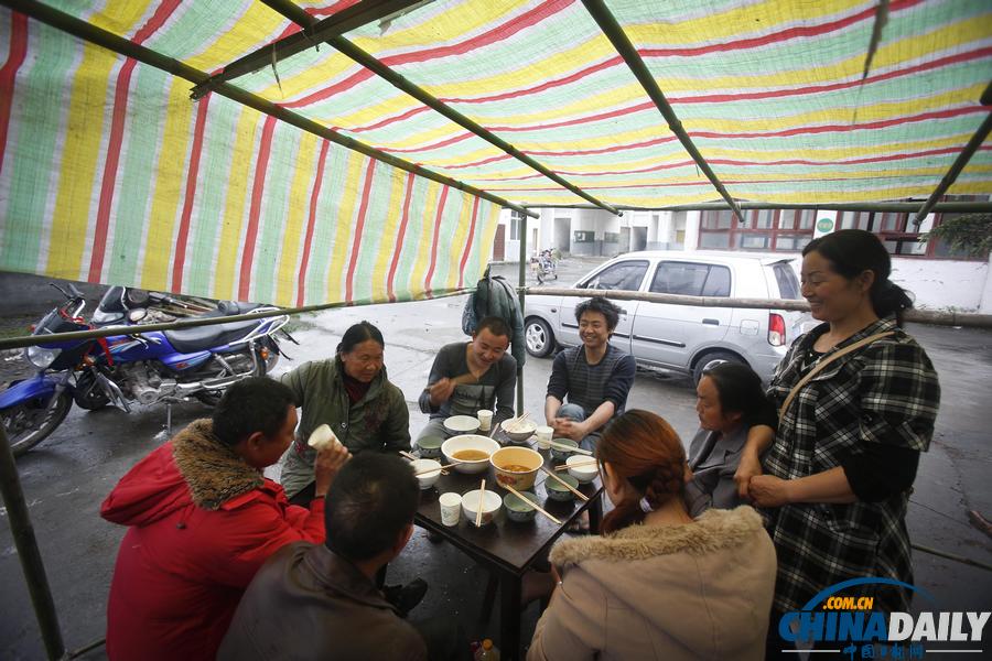 蘆山地震災(zāi)后現(xiàn)場見聞：家宴