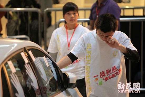 摸車大賽：女子瘋狂比拼51小時(shí)勝出領(lǐng)走愛車 圖