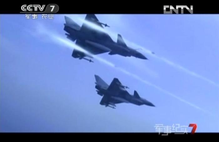 殲-10座艙蓋高空爆炸 飛行員放棄跳傘返航