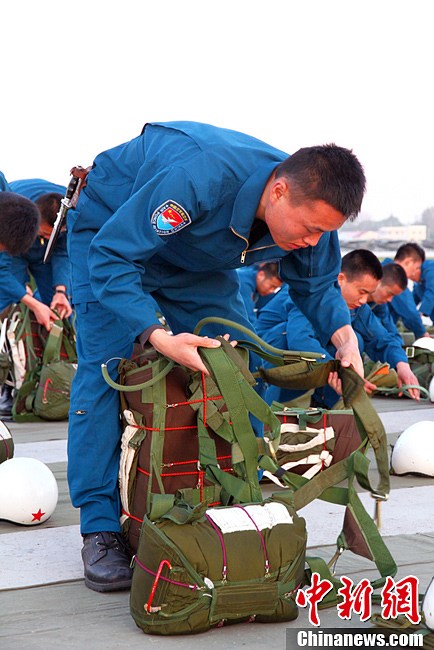 中國空軍新一批殲擊機(jī)飛行學(xué)員完成首次空中跳傘